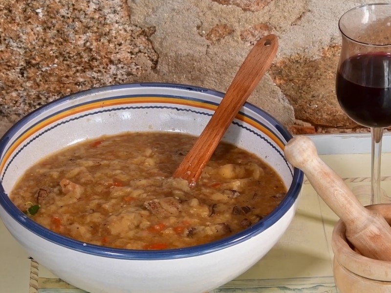 La cachuela es un plato típico de Valdeverdeja (Toledo).  Los ingredientes principales son hígado, pan y varias especias. Antiguamente este plato se hacía especialmente durante el invierno, durante las matanzas del cerdo, para poder dar de comer a la gente que ayudaba en esta tradición.
Actualmente se sigue elaborando, pues su receta se ha ido transmitiendo desde hace muchas generaciones. Las cachuelas - Valdeverdeja